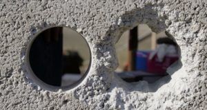 Как и чем заделать дырку в стене