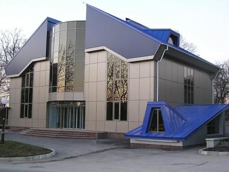 Облицовка фасада здания композитными панелями придает ему ультрасовременный вид