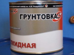 Нанесение грунтовки на стены