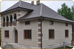 Фасад дома, облицованный мраморной крошкой