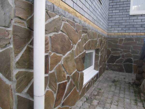 Качественная отделка цоколя натуральным камнем Качественная отделка цоколя натуральным камнем