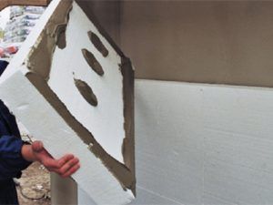 Как и чем клеить пенопласт на стену