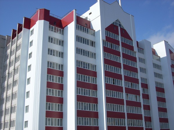 Линеарные панели в облицовке многоэтажного дома