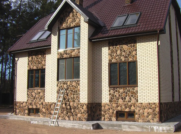 Оригинальный и красивый дом с правильной наружной отделкой