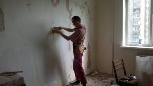 Нанесение грунтовки на стены