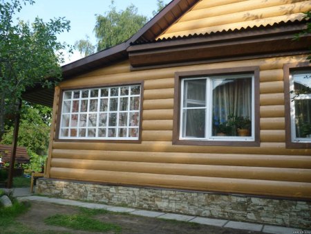 Отделанный сайдингом дом трудно отличить от бревенчатого
