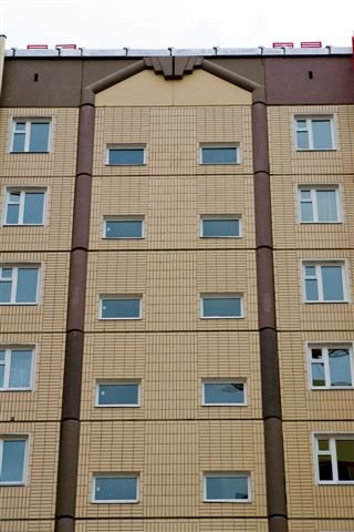 Отделка фасада многоэтажного дома плиткой «кабанчик»