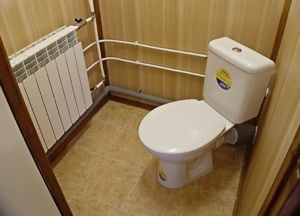 Туалет, отделанный панелями