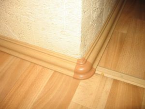 Монтаж пластиковых плинтусов
