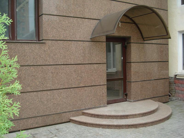 Фасады административных зданий: отделка гранитом